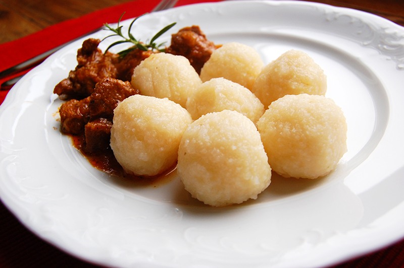 Gulasz wieprzowy i pyzy ziemniaczane