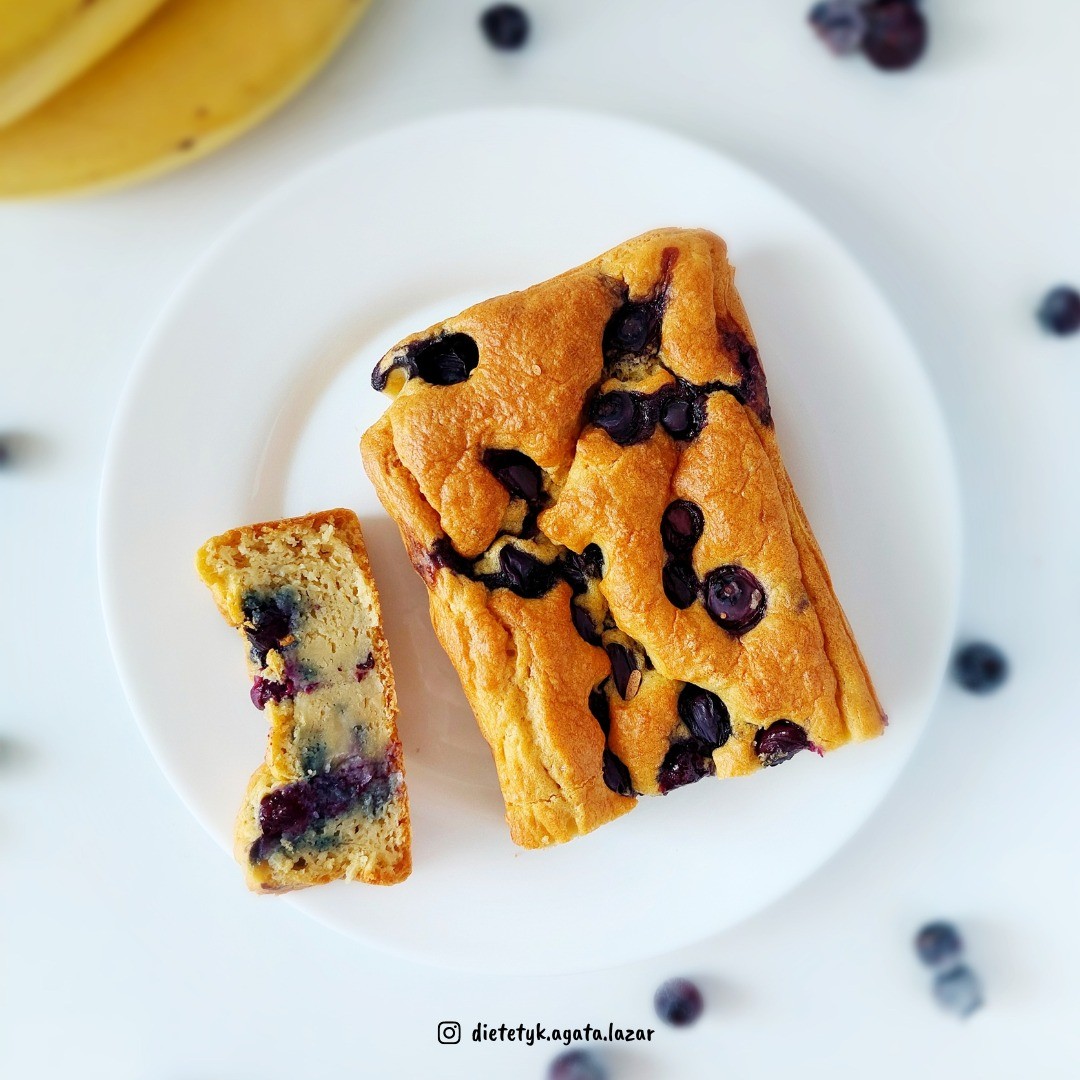 Fasolowe blondie 😉
👉Przepis:
Puszka białej fasoli
20 g masła
40 ml śmietanki kokosowej
½ banana
1 łyżka proszku budyniowego
½ łyżeczki proszku do pieczenia 
1 łyżeczka stewii (opcjonalnie)
Garść borówek
3 jajka

Fasolę wypłukać z zalewy na sitku. Żółtka oddzielić od białek. Następnie przenieść do miski, dodać resztę składników, oprócz borówek i białek. Zblendować na gładka masę. Białka ubić na sztywno, połączyć z masą fasolową. Masę przelać do foremki, posypać wierzch borówkami. Piec ok. 25 minut w temperaturze 180 stopni C.😊

#przepisy #przepis #dietetyk #dietoterapia #dietetykkraków #jedzenie #pyszne #przepisnaciasto #ciastobezcukru #ciastobezglutenowe #bezglutenu #bezcukru #smacznieizdrowo #zdrowesłodkości #ciastonadiecie #fasoloweciasto #fasolowe #ciastozfasoli #borówki #inspiracje #zdrowoikolorowo #zdrowoismacznie #zdroweprzepisy #zdrowaprzekąska