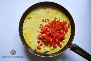 Pora: kolacja Rodzaj dania: tarta Czas przygotowania: do 20 minut Czas pieczenia: do 30 minut Porcja: 4 – 6 osób Curry z kurczakiem_03a