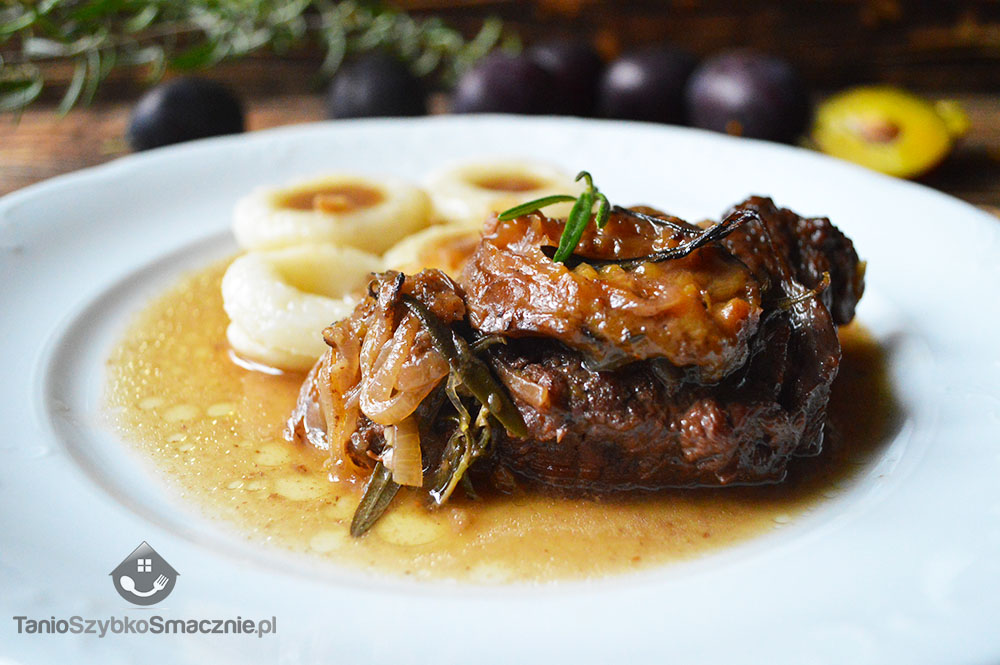 Filet wołowy ze śliwkami i rozmarynem_05a